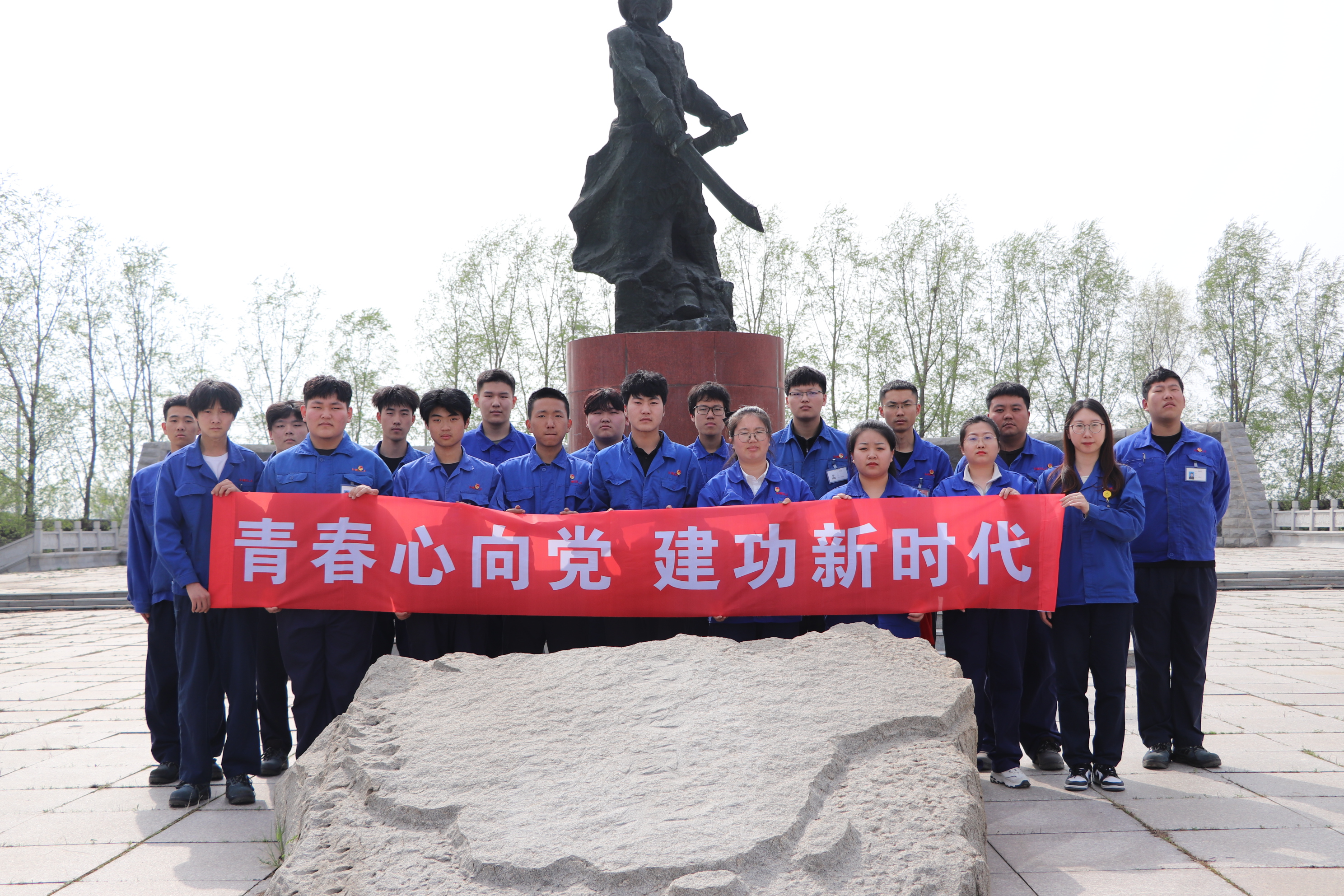 盤(pán)錦合力團(tuán)員青年代表集體合影.jpg 盤(pán)錦合力團(tuán)員青年代表集體合影.jpg