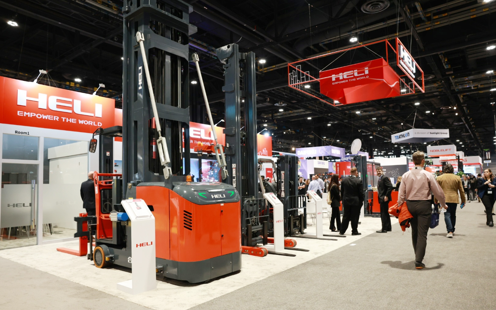 8.新產(chǎn)品窄巷道三向叉車亮相今年P(guān)roMAT芝加哥展覽.png 8.新產(chǎn)品窄巷道三向叉車亮相今年P(guān)roMAT芝加哥展覽.png