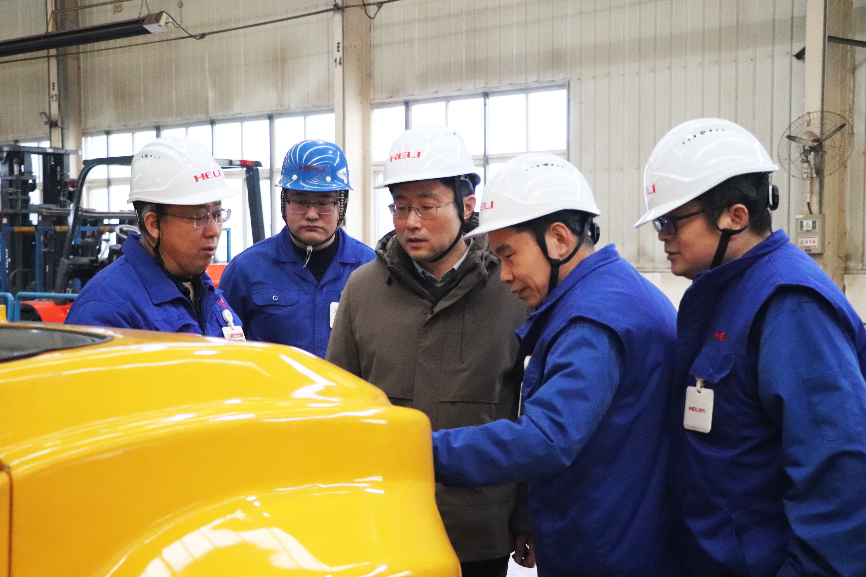 周齊齊一行深入盤錦合力生產(chǎn)現(xiàn)場指導(dǎo)調(diào)研 拷貝.jpg 周齊齊一行深入盤錦合力生產(chǎn)現(xiàn)場指導(dǎo)調(diào)研 拷貝.jpg